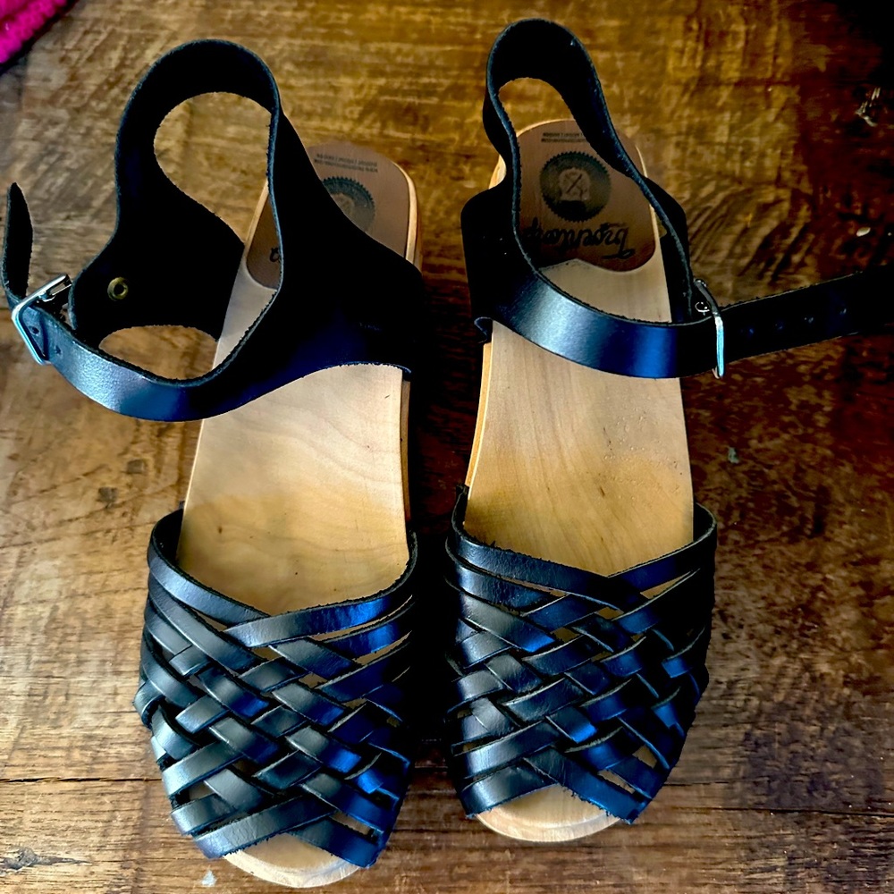 Women’s classic clog sandals.  Good condition-  Very comfortable.